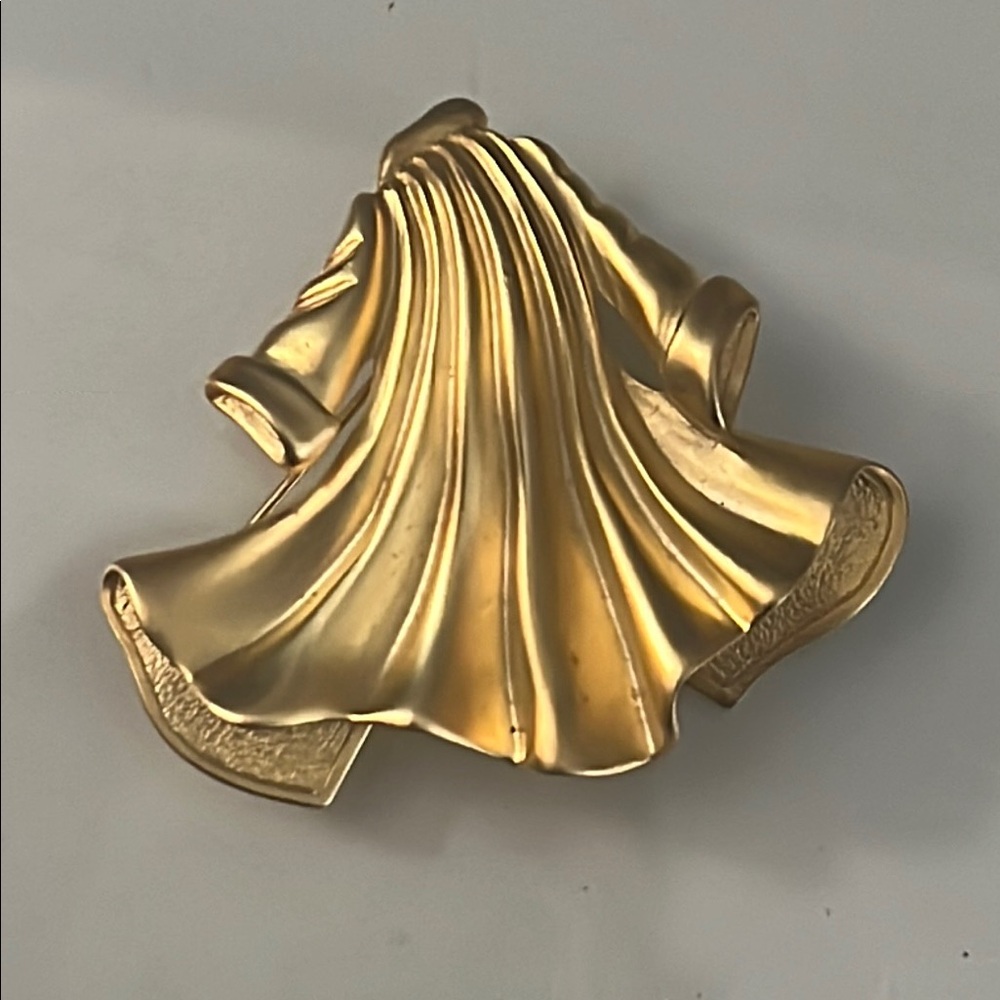Vintage Mary Kay 3D Cape Brooch